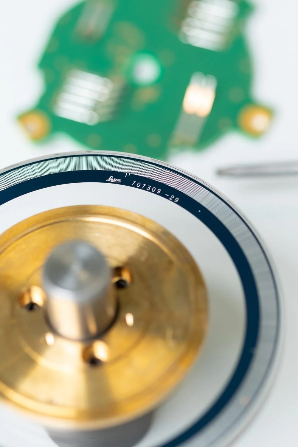 Photographe industriel – détail logo Leica sur instrument de mesure Leica Geosystems