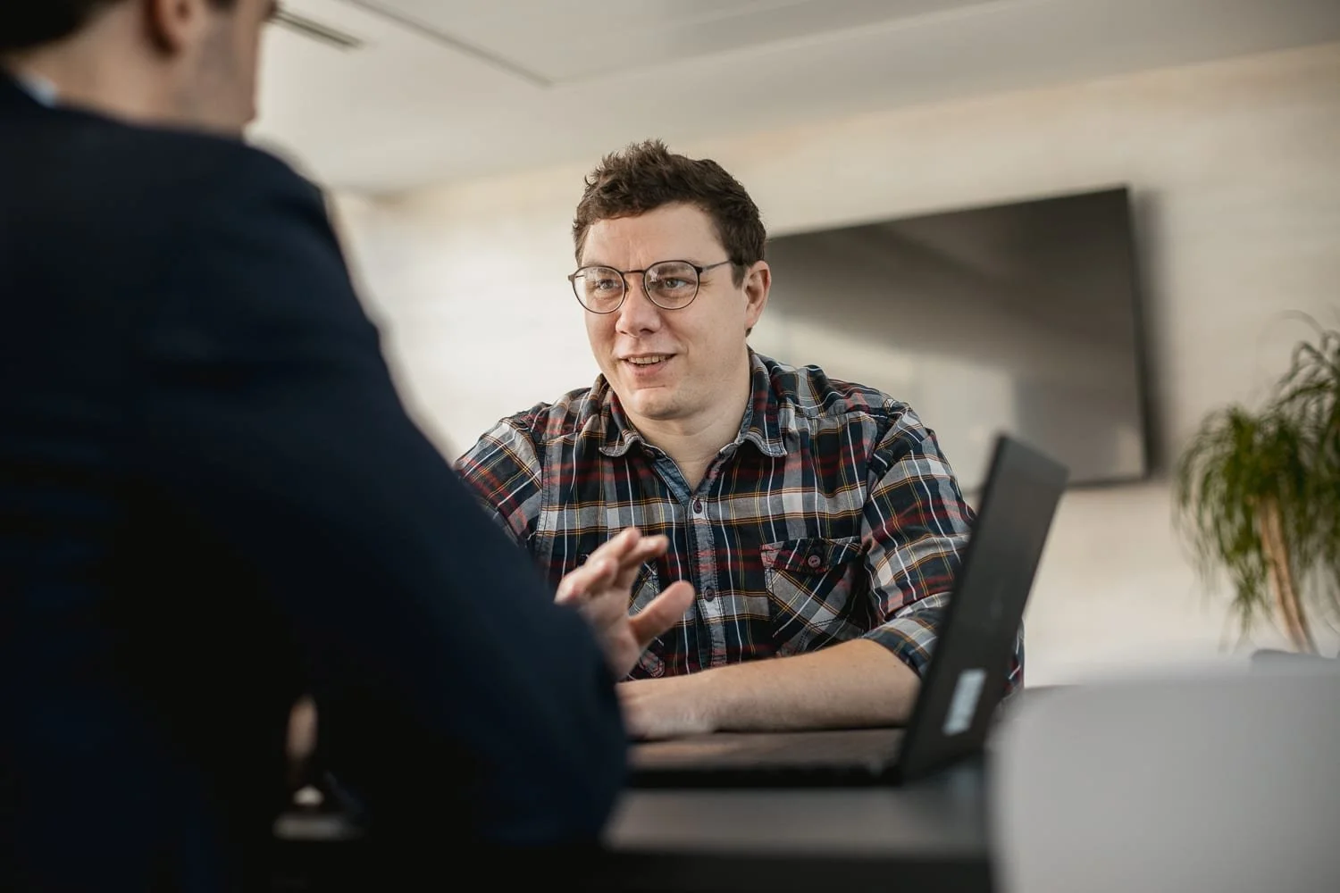 Photographe corporate - échange entre collaborateurs pendant une réunion