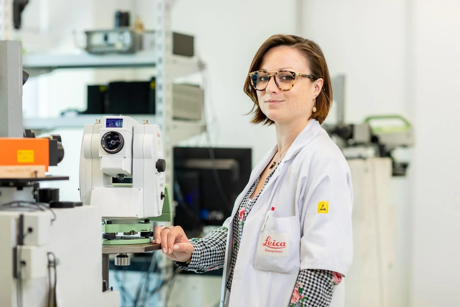 Portrait métier dans un environnement industriel chez Leica Geosystems