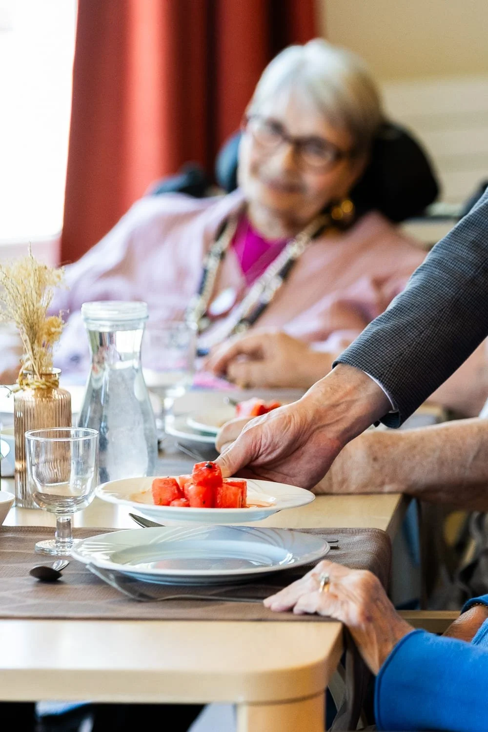 service du dessert aux residents lors du repas en ehpad reportage photo restauration collective