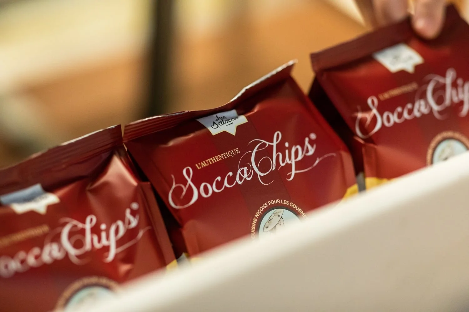 Gros plan sur le logo Socca chips sur l'emballage du produit