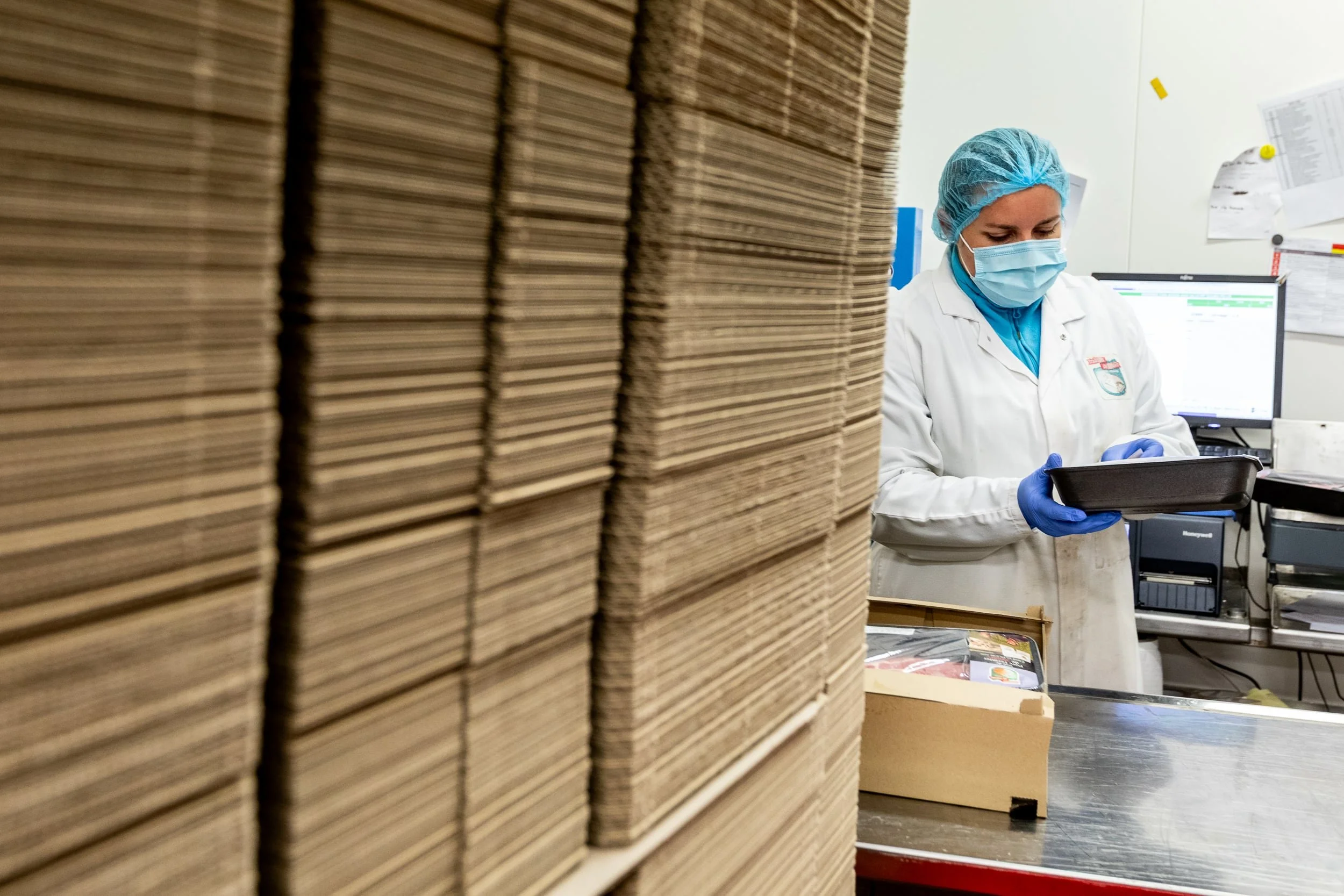 Personne en train de préparer l'emballage d'un produit Tradition de Vendée.