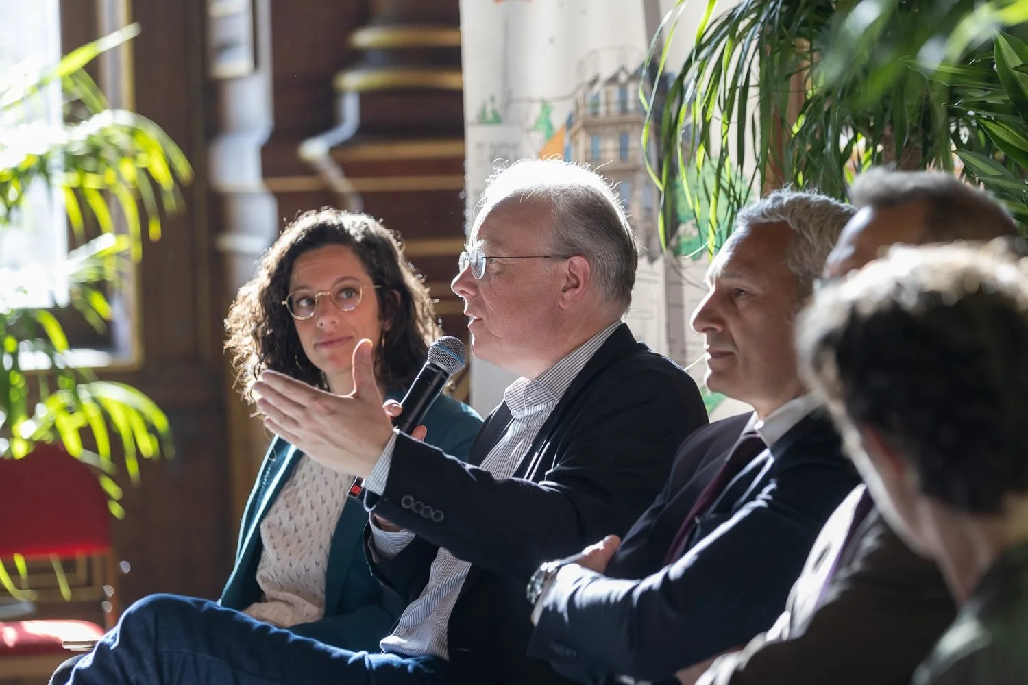 Intervention d'un expert lors d'une table ronde pendant une conférence professionnelle à Paris.