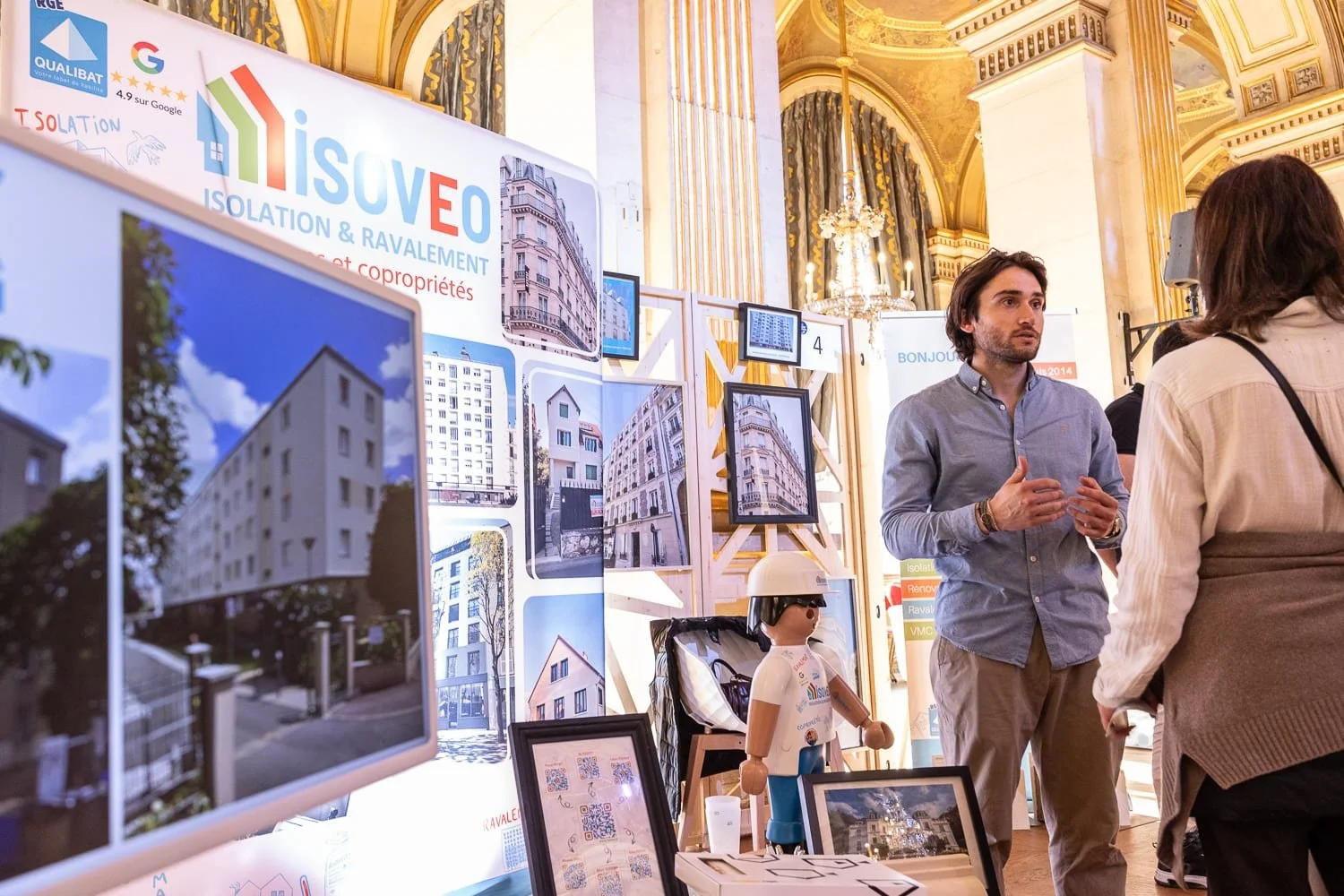Présentation de solutions techniques sur un stand d'exposant lors d'un salon professionnel à Paris