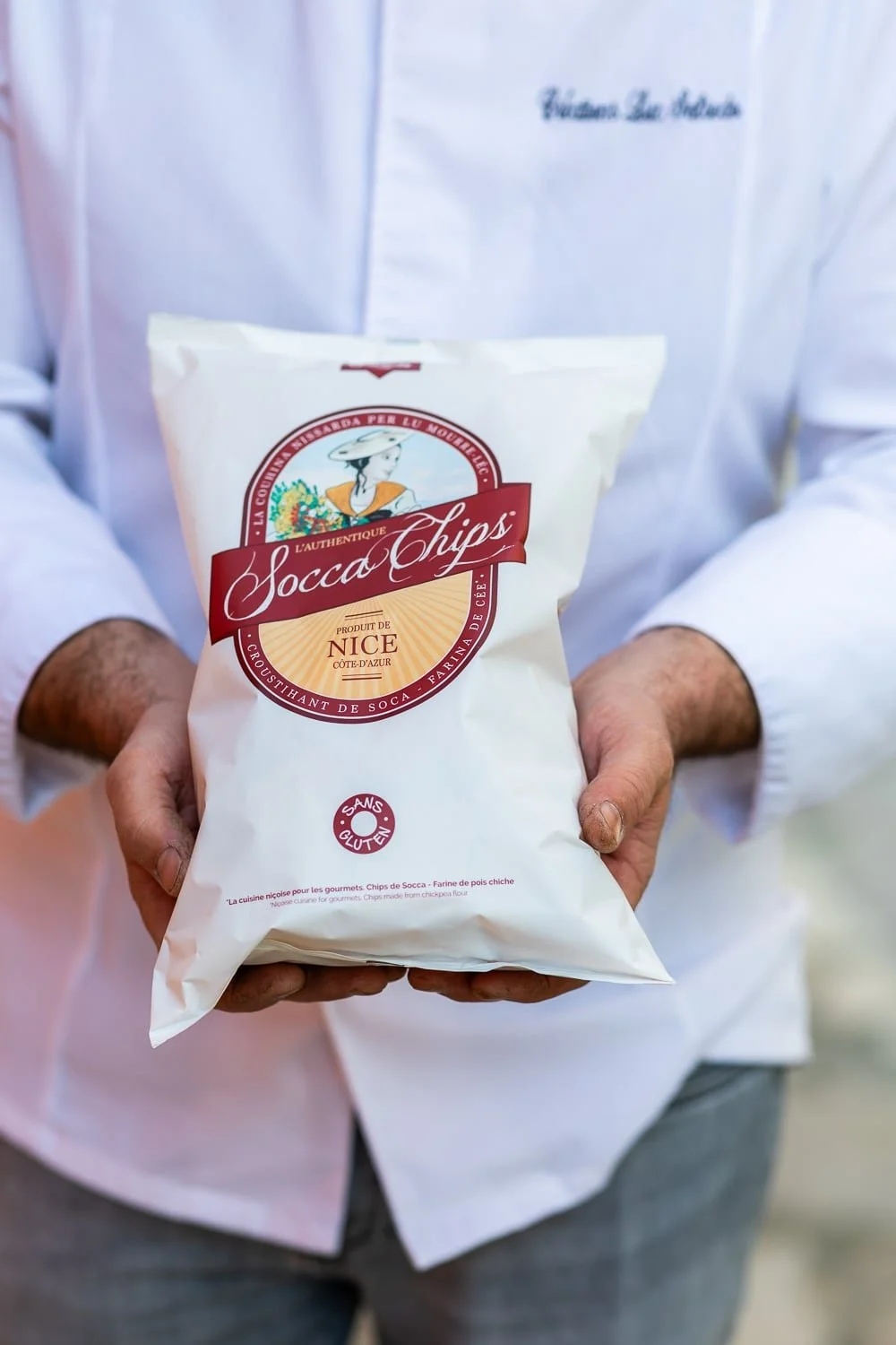 Paquet de Socca chips dans les mains du producteur