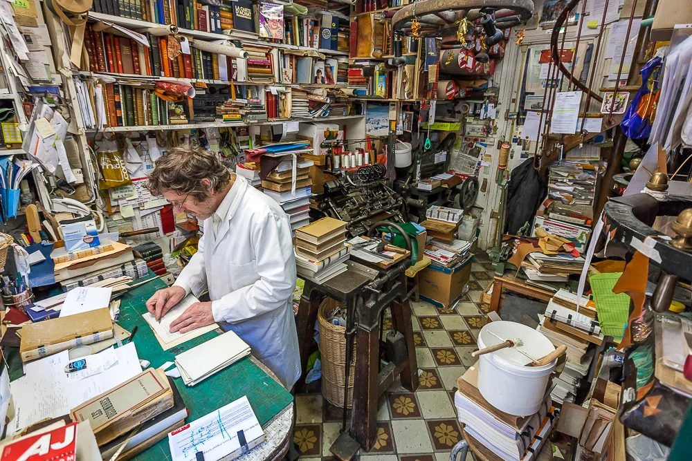 M.Coiffard dans son atelier de la rue des Moines. Paris 17 ème. Atelier reliure M.Coiffard. © Sébastien Borda
