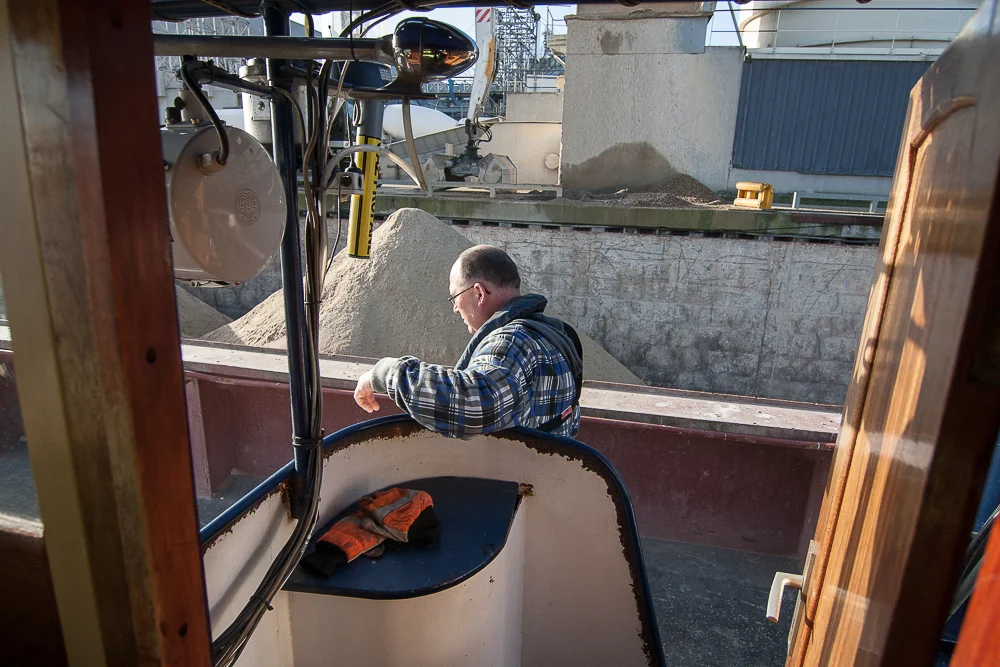 M.Amand sur le pont. M.Amand, artisan batelier. © Sébastien Borda
