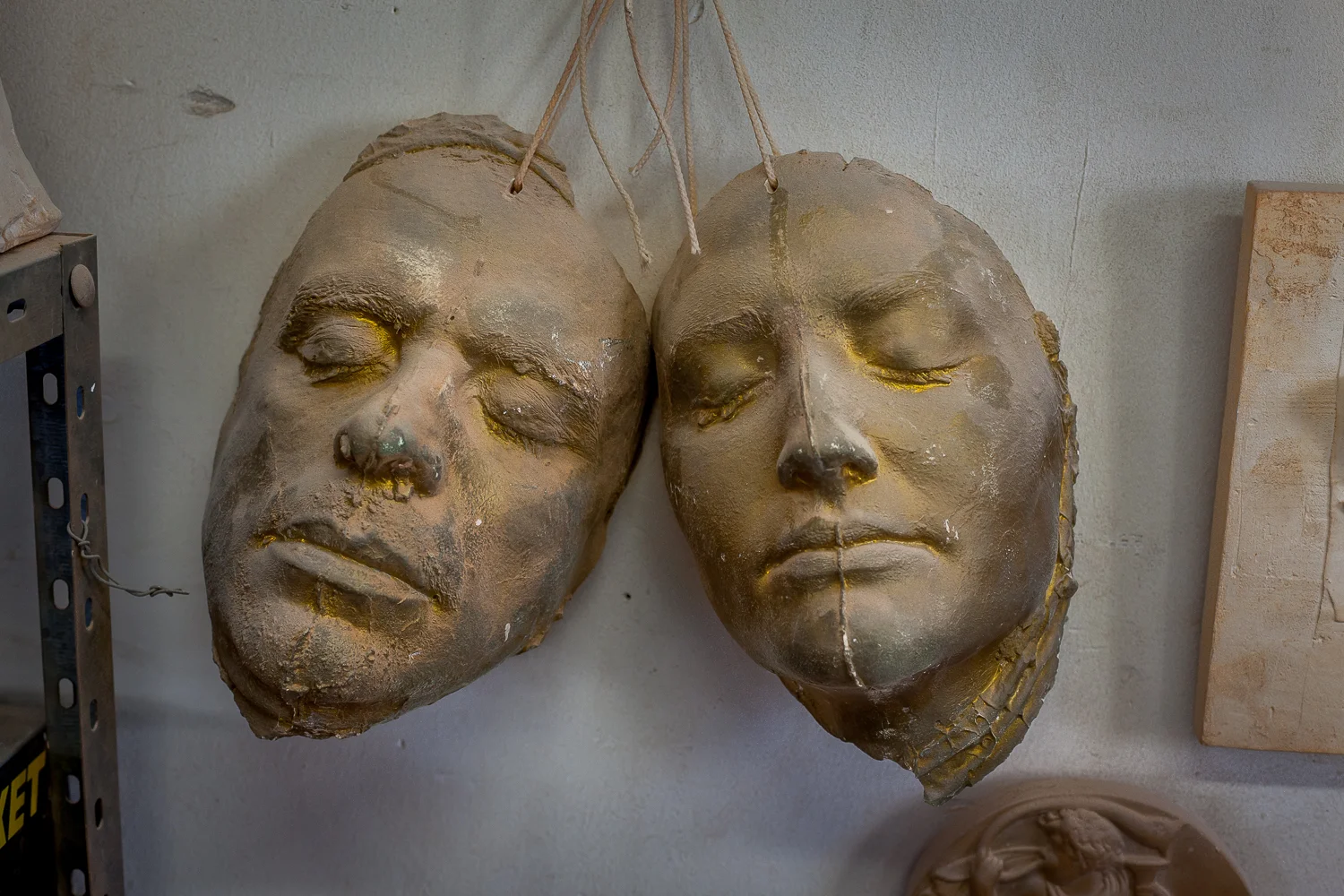 Masques suspendus au mur de l'atelier. Atelier Prométhée. © Sébastien Borda