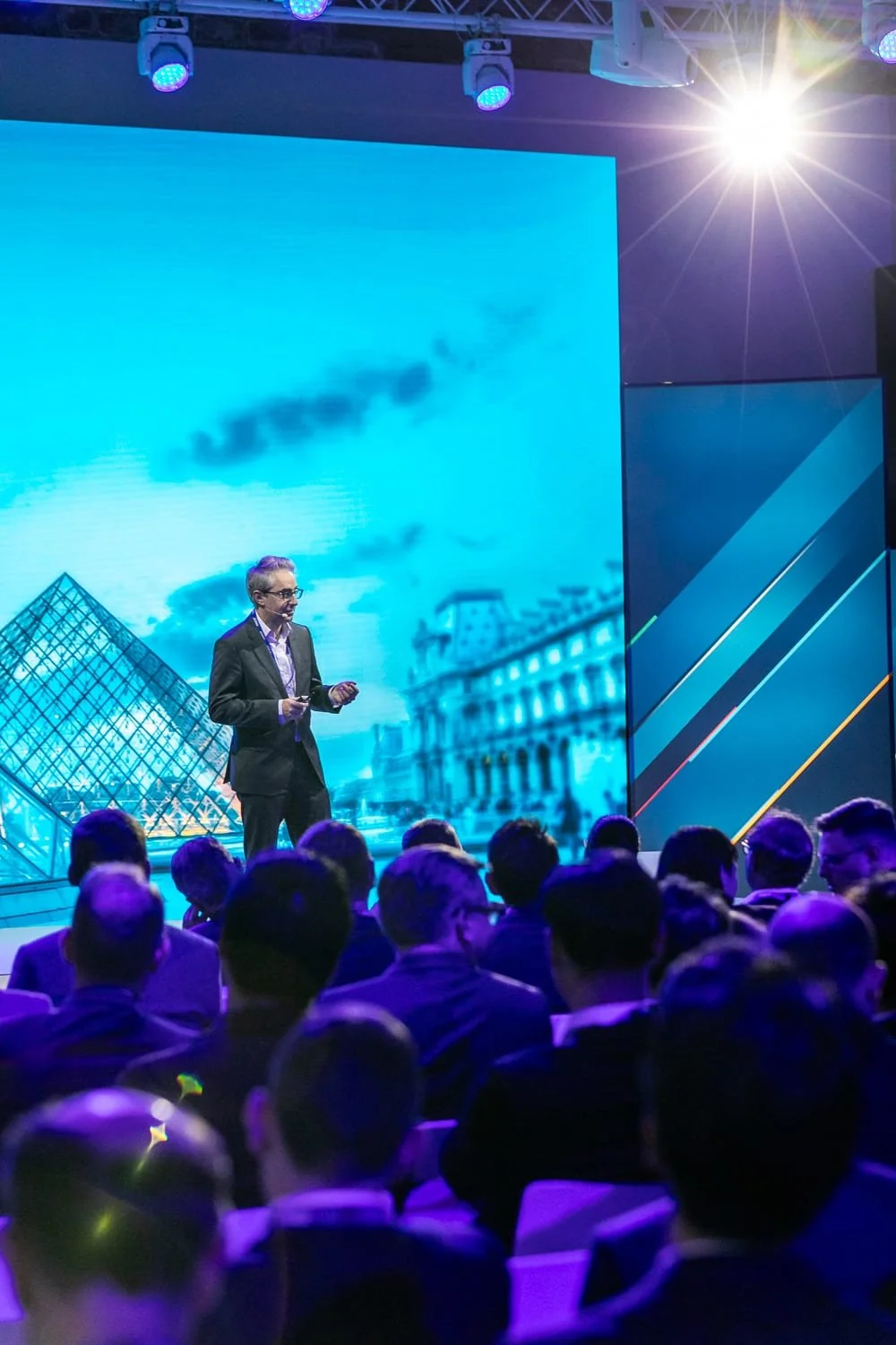 Photographe événementiel à Paris pour une keynote d’entreprise avec intervenant sur scène et public professionnel
