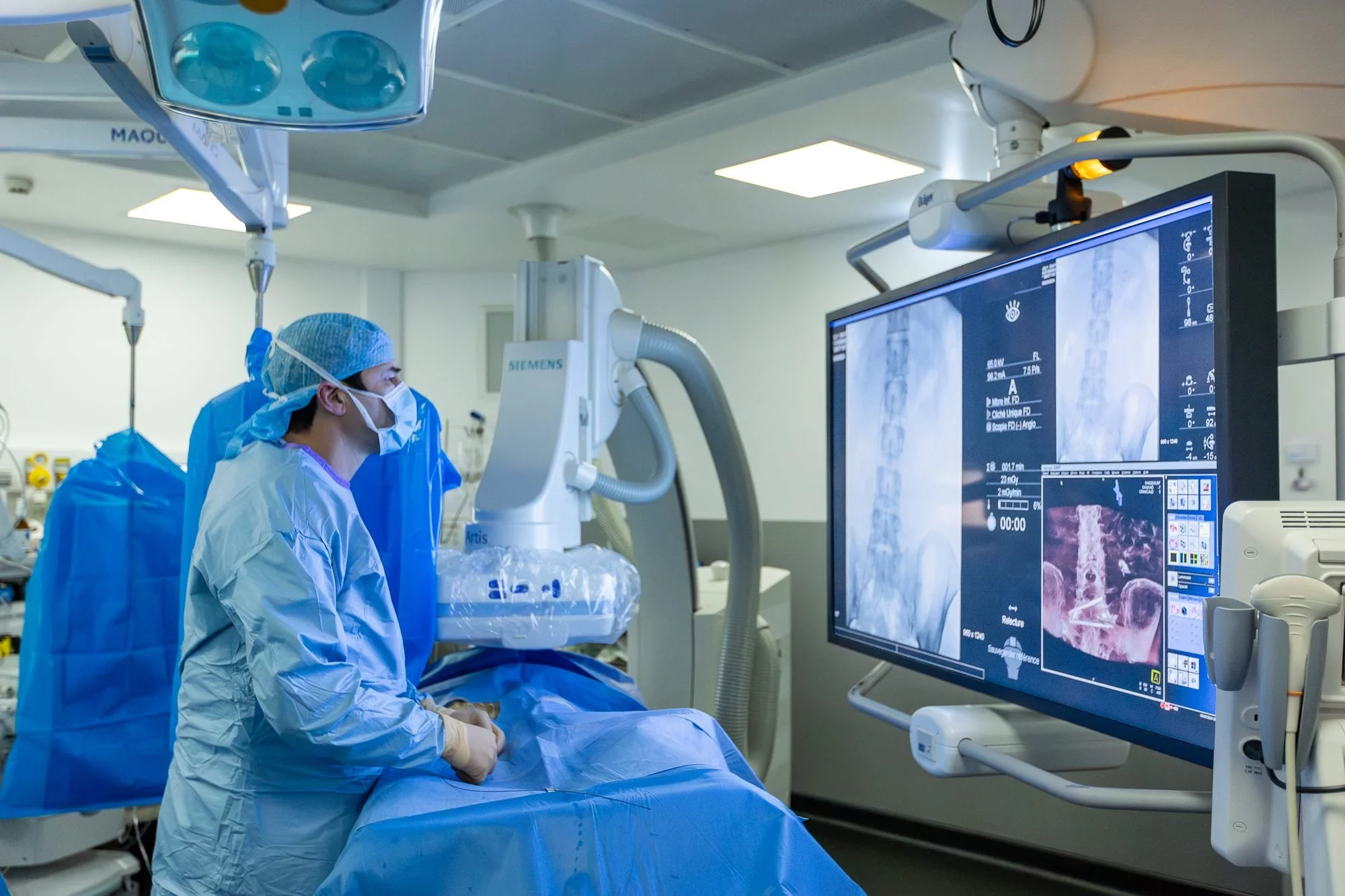 Reportage photo médical au bloc opératoire, avec équipe médicale et imagerie interventionnelle.