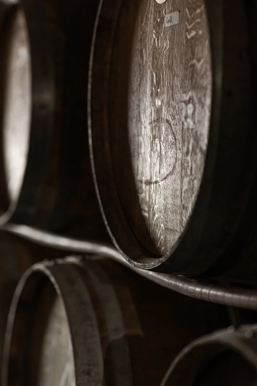 détail d'un fût de whisky dans un chai de vieillissement de la distillerie Meyer