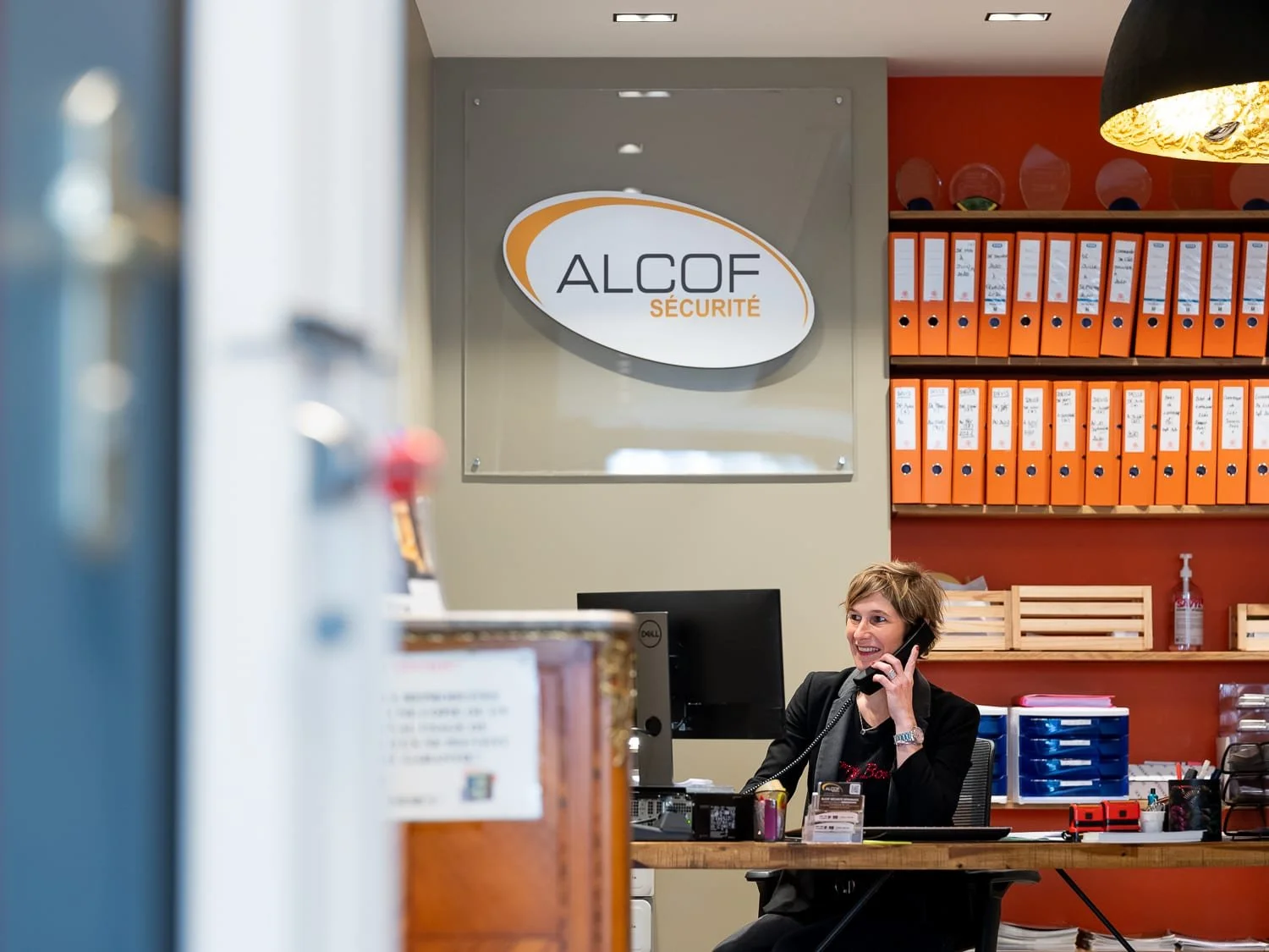 Photographe corporate Paris, accueil client et communication en boutique spécialisée dans la sécurité.