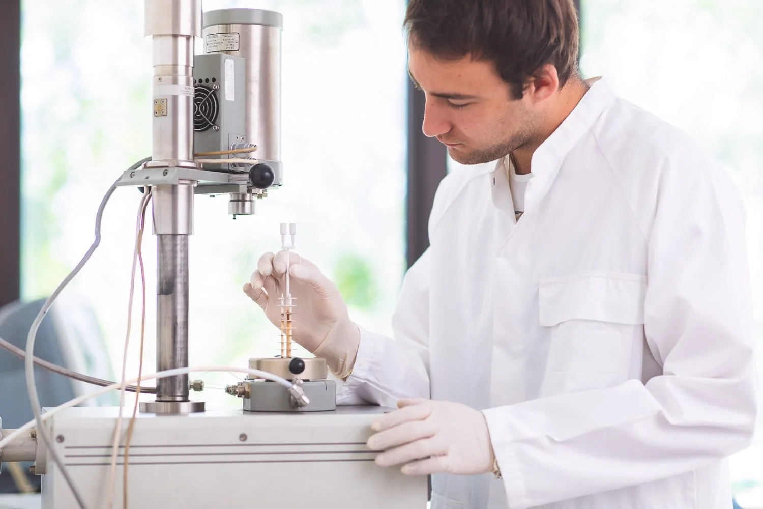Photographe industriel – portrait d'un technicien en situation dans un  environnement de laboratoire de recherche