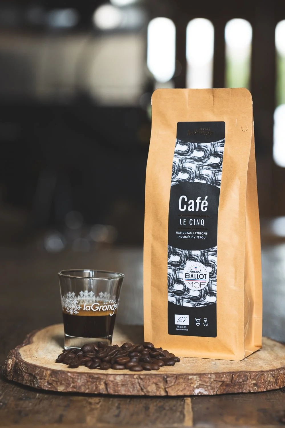 Présentation d'un paquet de café et d'une tasse de café Le Cinq de la maison Lagrange