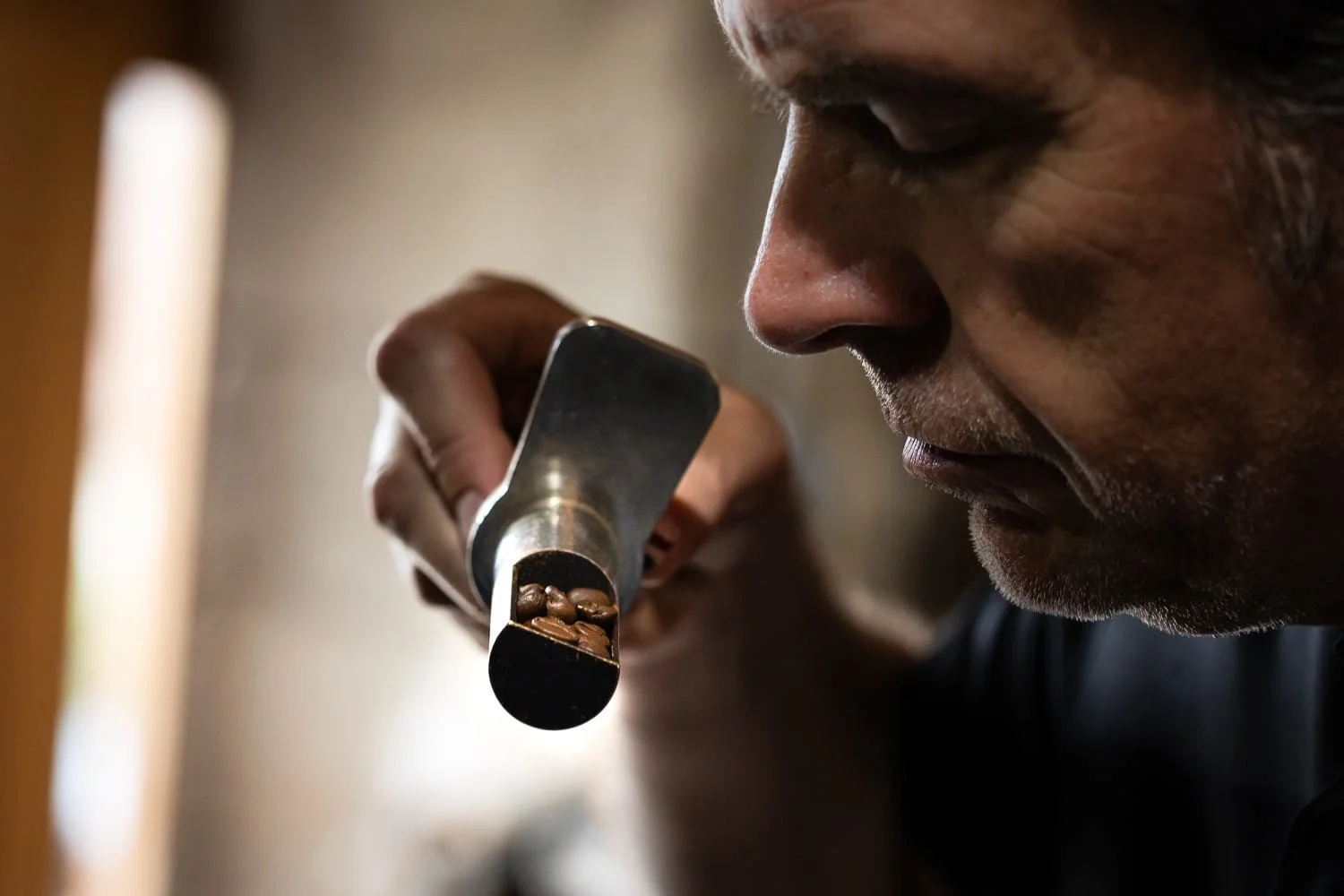 Contrôle des grains de café pendant la torréfaction artisanale