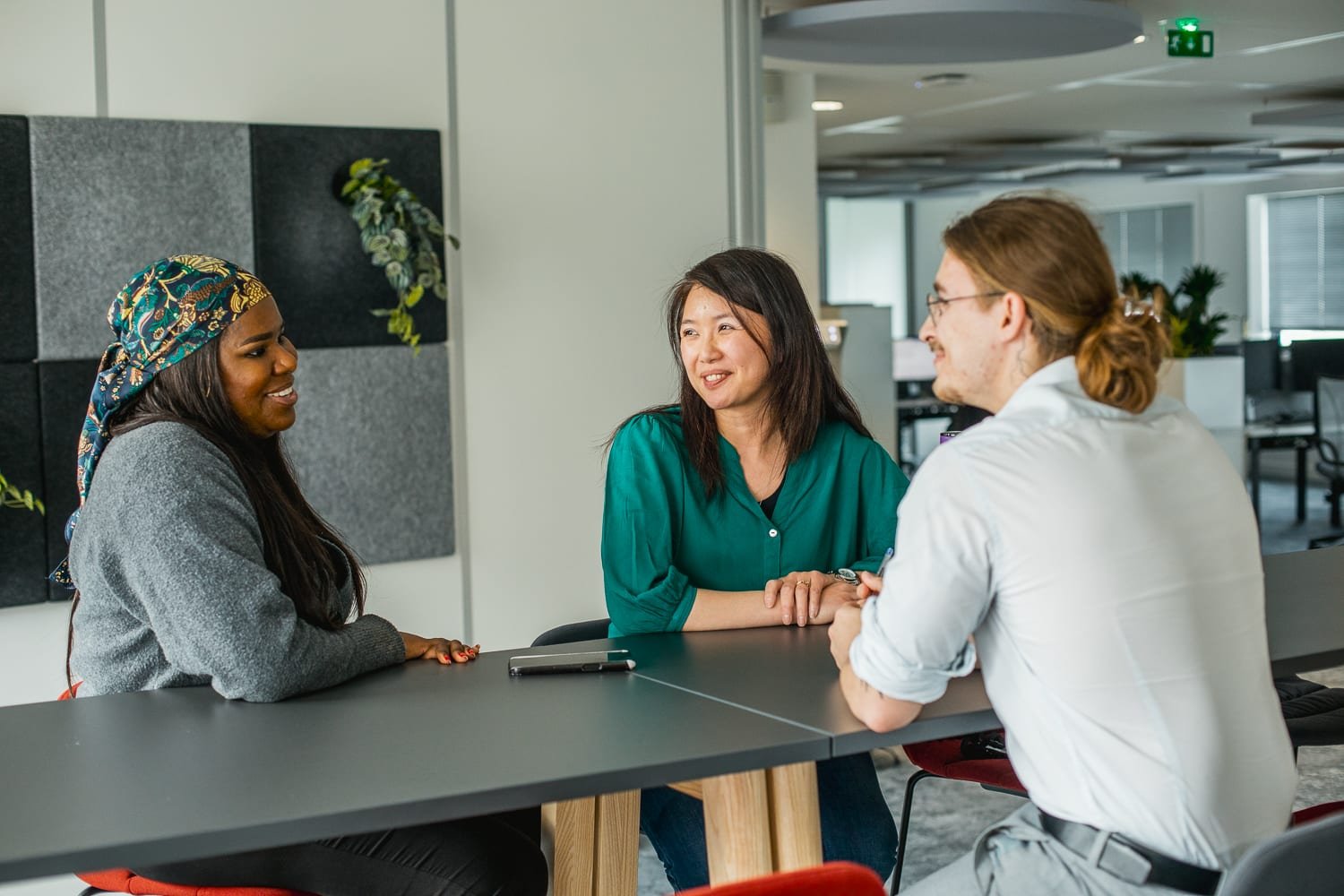 Moment de convivialité entre collègues dans un espace de pause dans un bureau