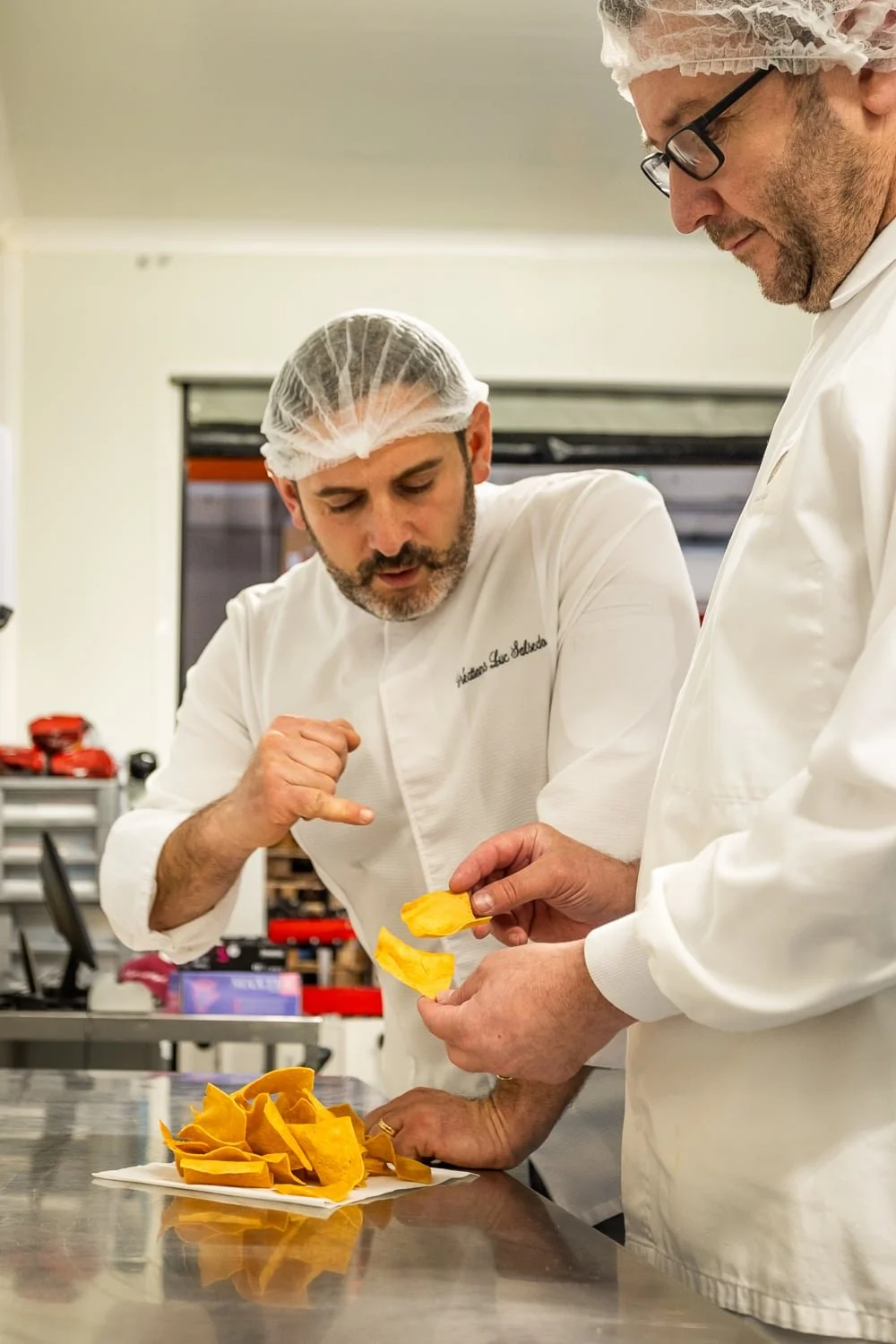 Discussion entre artisans autour de la production des chips artisanales Socca chips à Nice