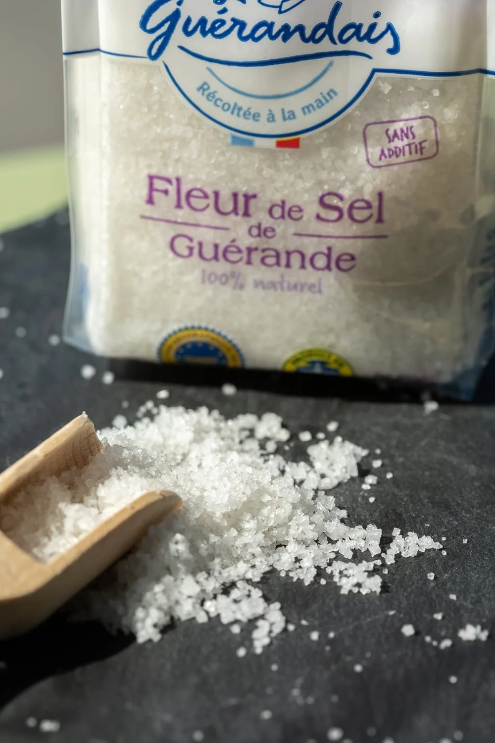Fleur de sel et sachet du produit vendu par la coopérative Le Guérandais