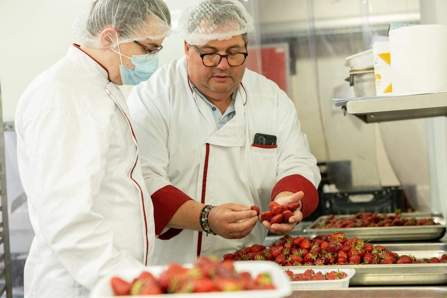 contrôle qualité des fraises en cuisine dans la restauration collective avant le service