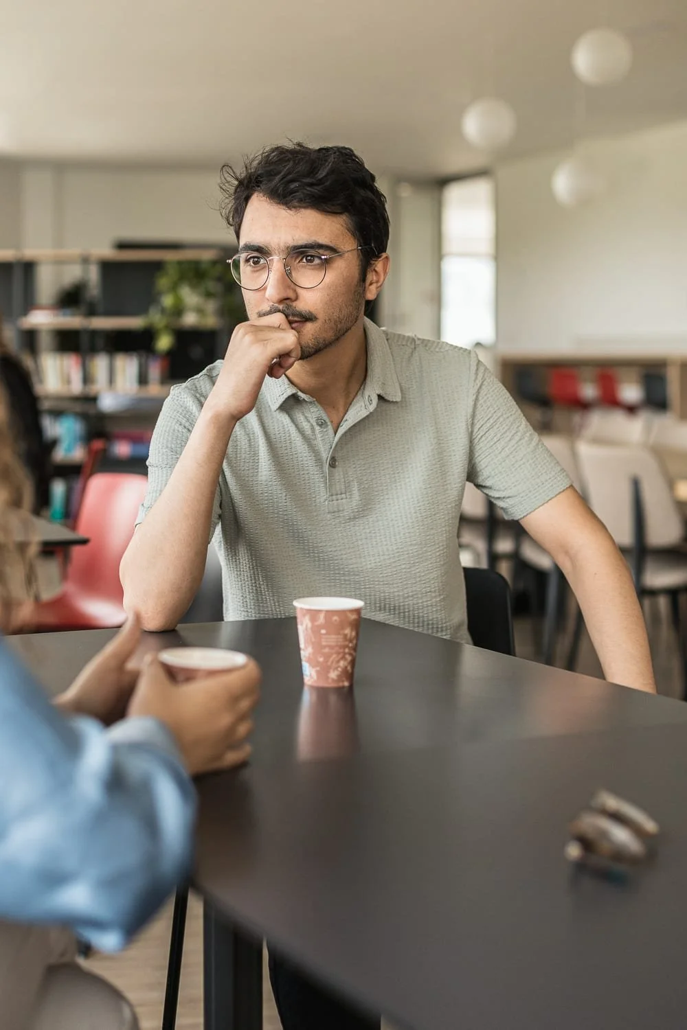 moment de réflexion pendant une échange entre collaborateurs