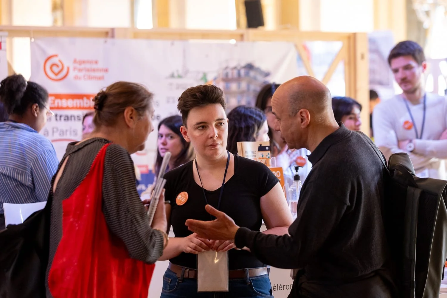 Rencontre entre visiteurs et exposants sur un stand lors d'un salon professionnel à Paris.