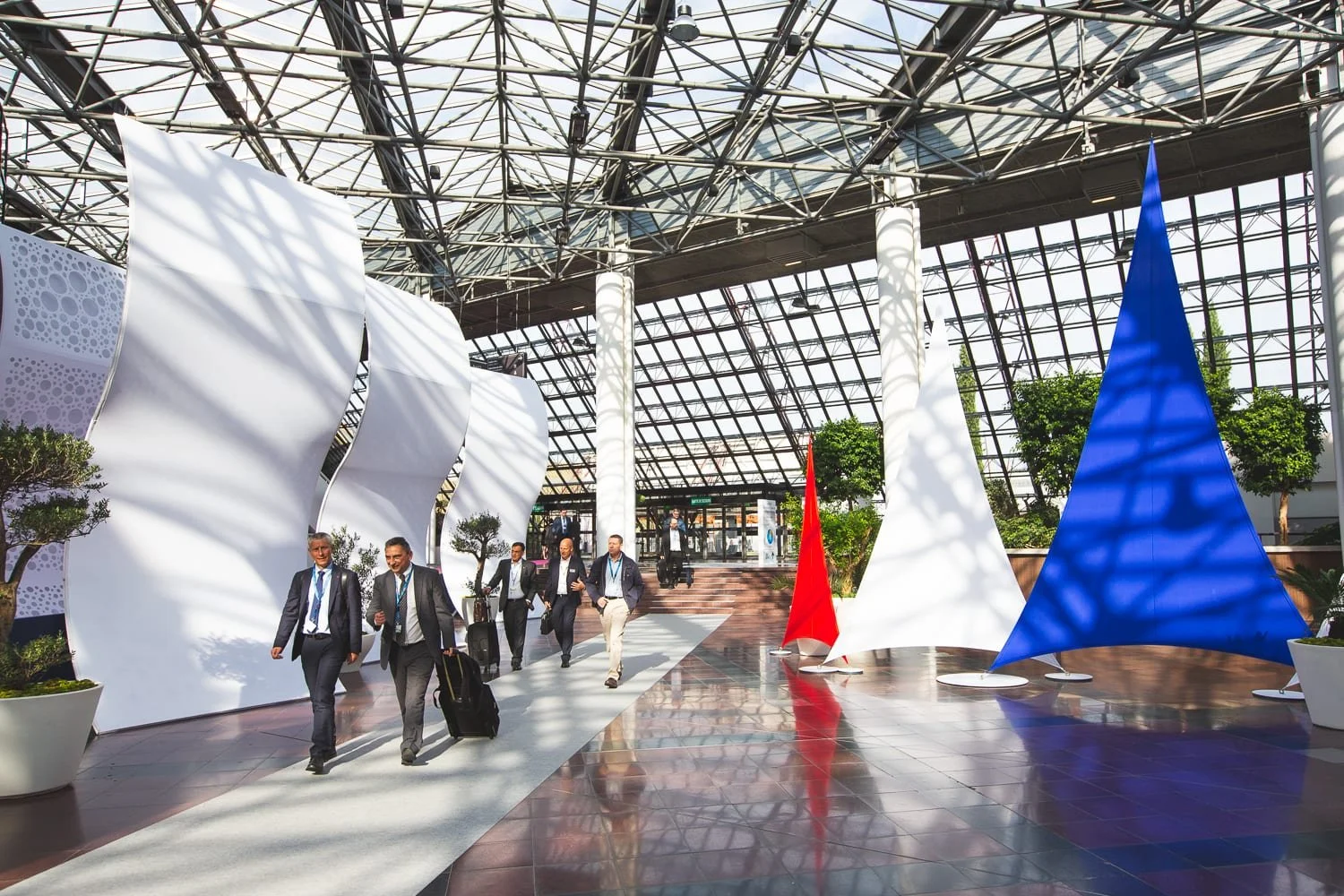 Photographie d’un lieu d’accueil événementiel à Paris avec scénographie, espace de réception et participants professionnels