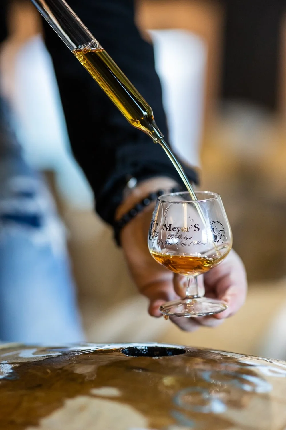 détail d'un prélèvement de whisky au fût pour dégustation en atelier de distillation