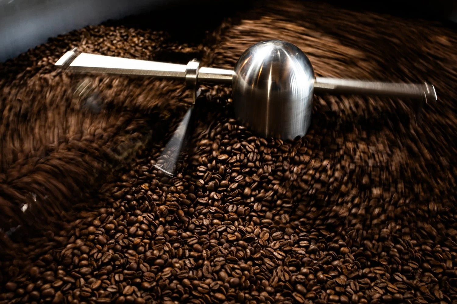 vue sur la trémie du torréfacteur de l'atelier Lagrange avec du café fraîchement torréfié.