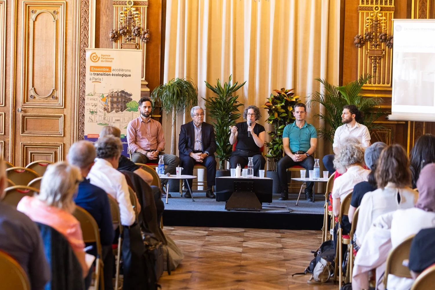 Table ronde réunissant plusieurs intervenants lors d'une conférence organisée dans un salon professionnel à Paris.
