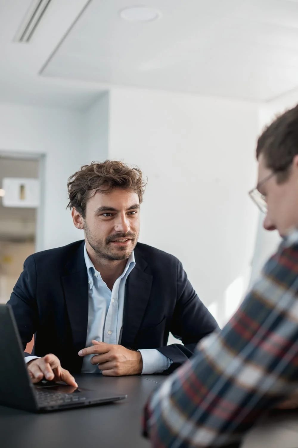 discussion technique entre deux personnes dans un bureau dans le cadre d'un projet de création d'une banque d'images pour entreprise