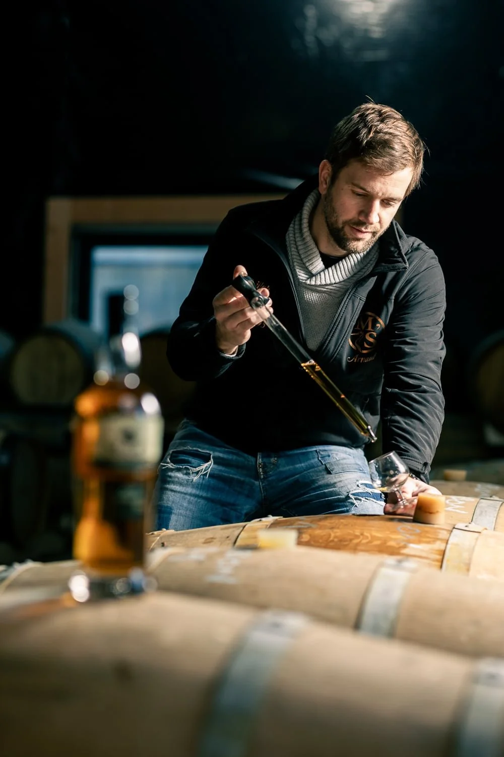 Distillateur en train de prélever du whisky directement au fût