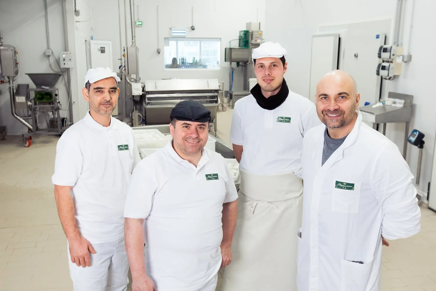 Equipe Mozzareine dans leur atelier de production de fromage Mozzarella