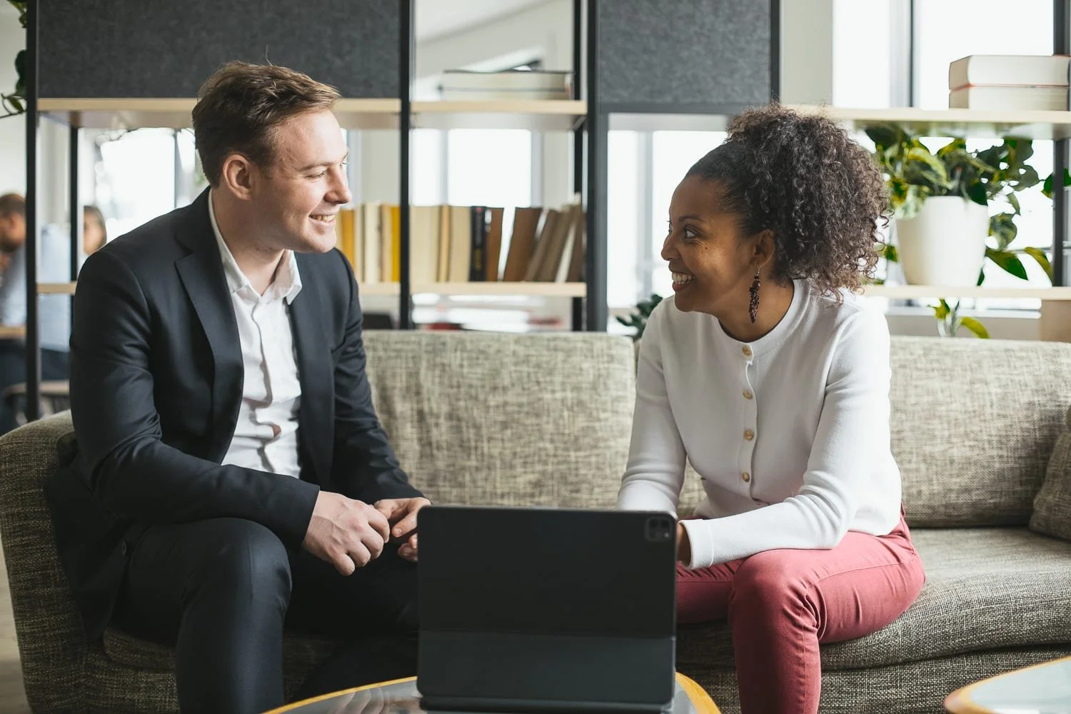 Séance de travail convivial sur un canapé dans un espace de détente d'une entreprise