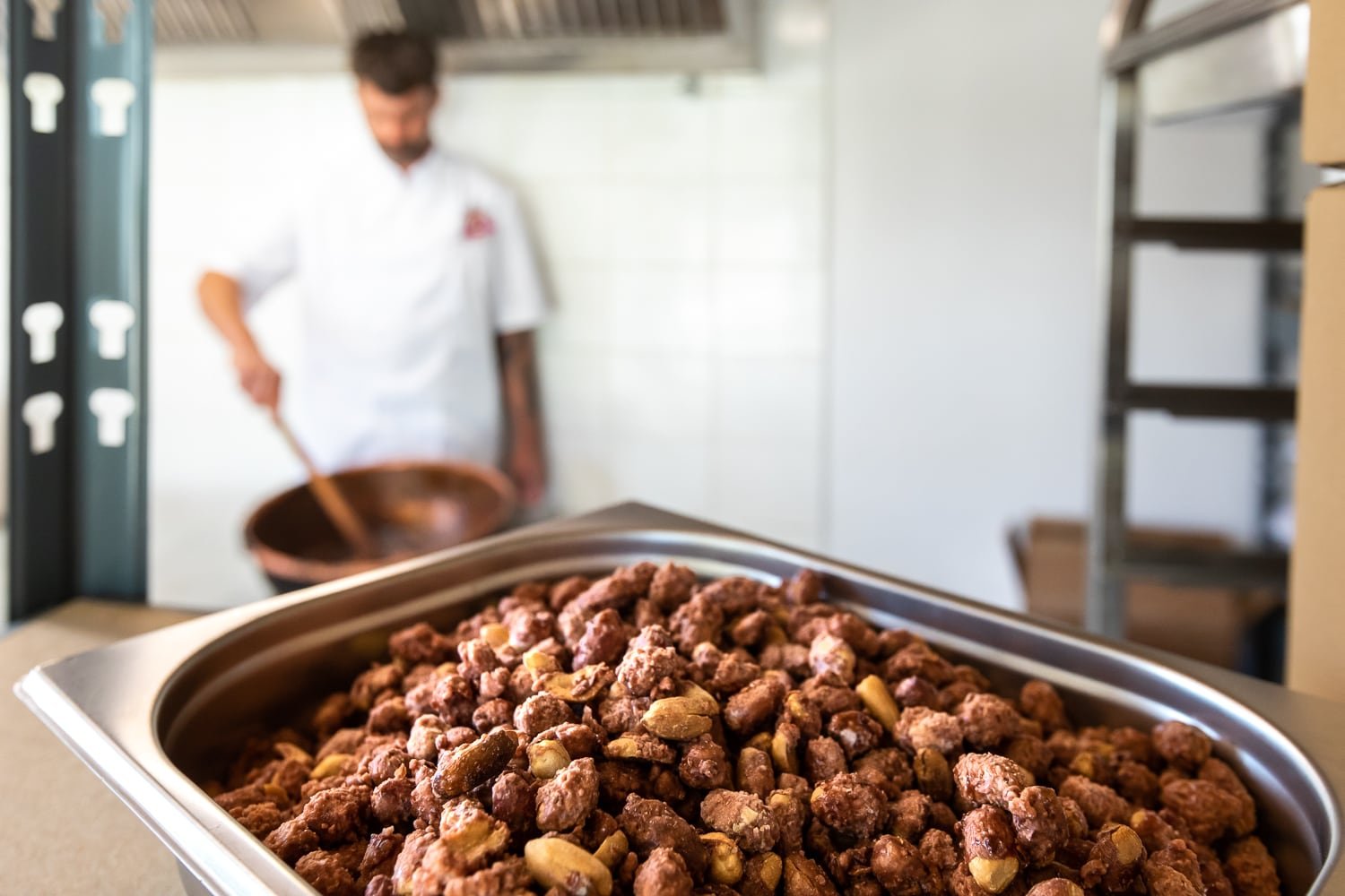 artisan préparant des pralines dans son atelier
