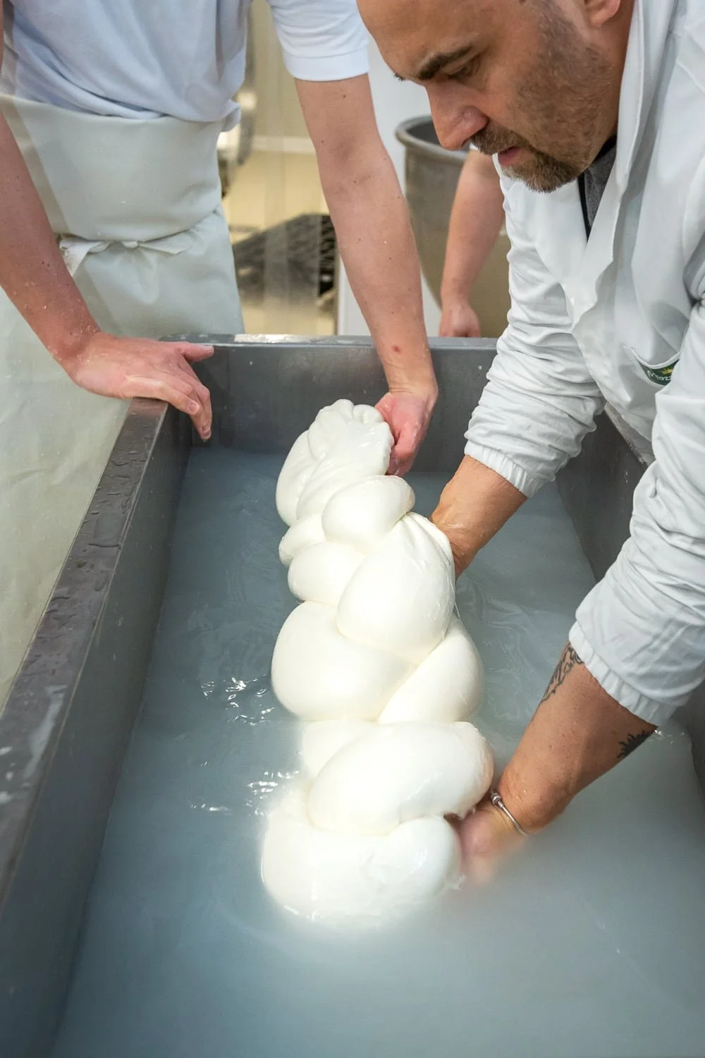 Tresse de fromage mozzarella artisanale façonnée à la main