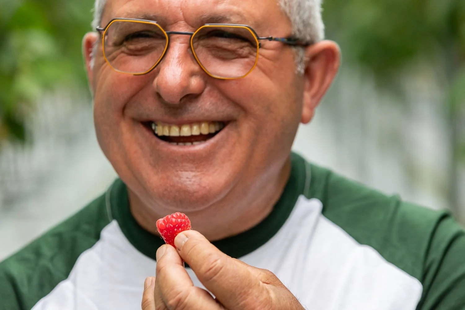 Producteur Panach’Fruits dégustant une framboise fraîchement cueillie