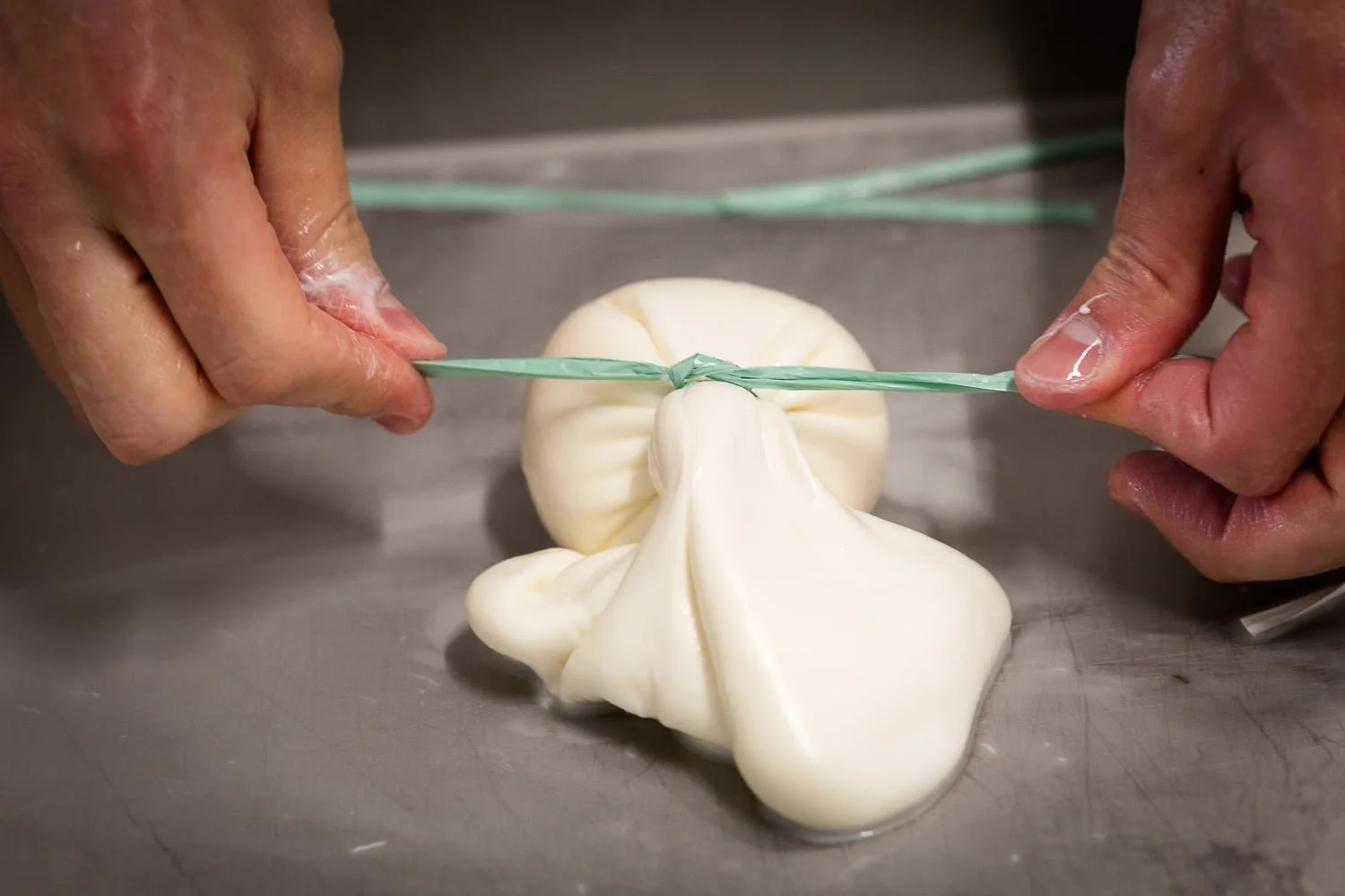 Mise en forme et nouage manuel de mozzarella artisanale Mozzareine