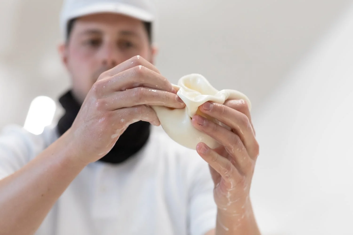 Travail manuel de la pate pour fabrication de la mozzarella