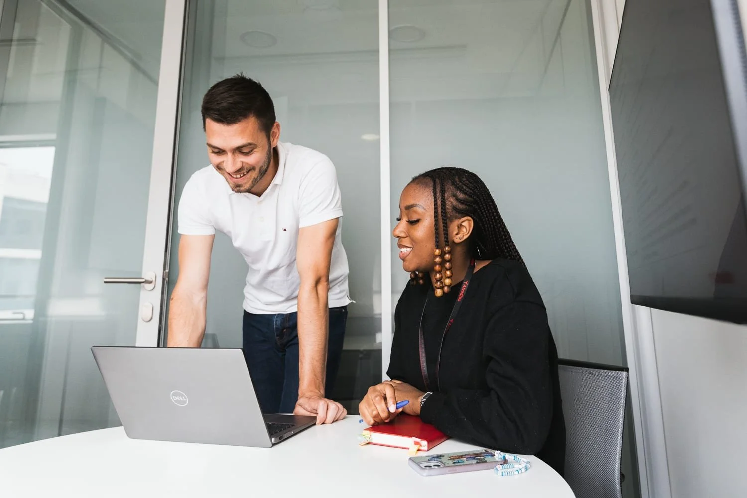 Équipe en interaction dans un espace de travail