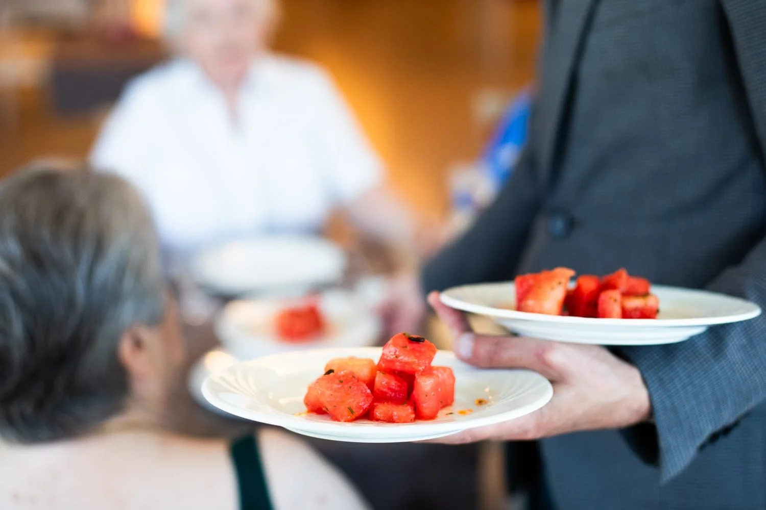 serveur apportant une assiette de dessert a une residente ehpad reportage photo restauration