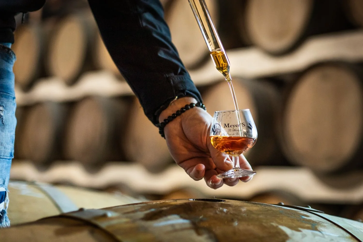 Prélèvement de whisky artisanal Meyer’s directement dans un fût pour dégustation
