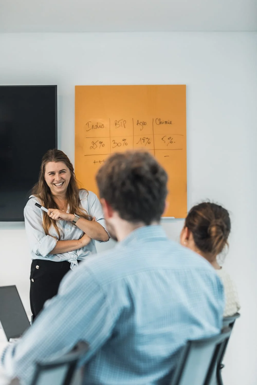 Moment d'échange convivial entre collaborateurs pendant une réunion.