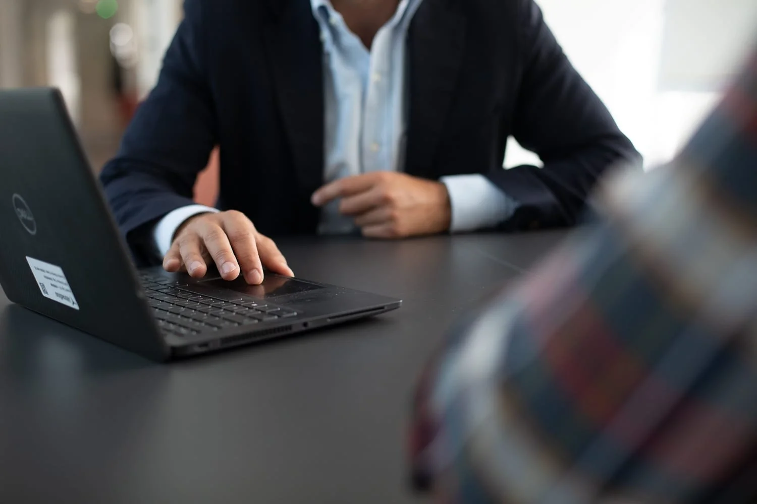 Photographie d'un ordinateur avec la main d'un collaborateur, issue d'une série de photographies de banque d'images