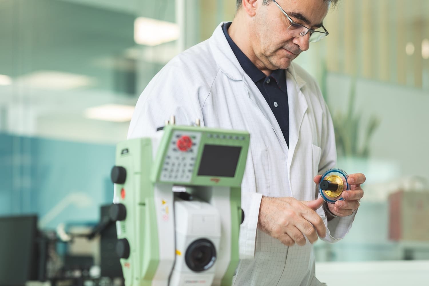Technicien de maintenance en train de contrôler un composant  en laboratoire