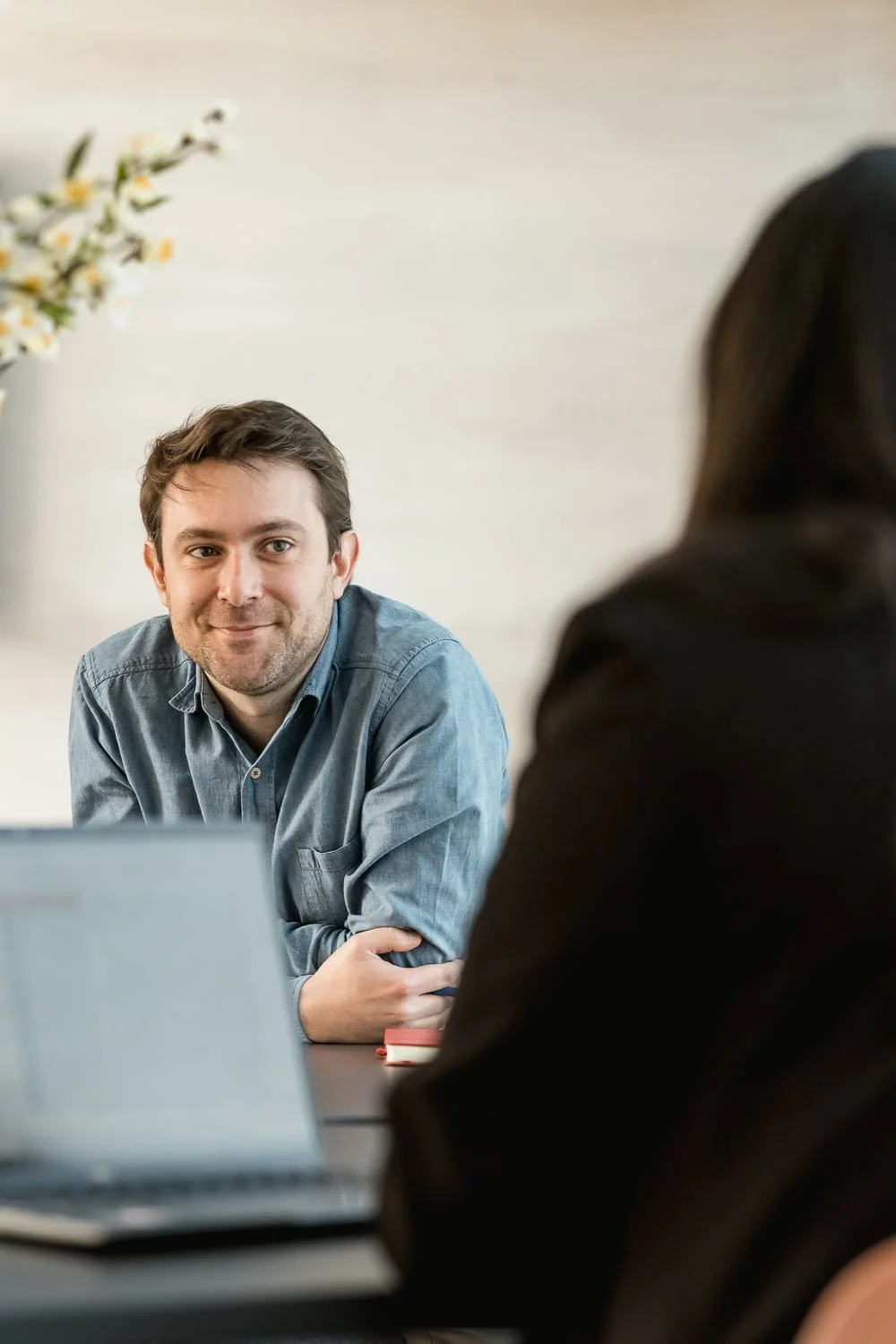Portrait d'un employé pendant une réunion de travail