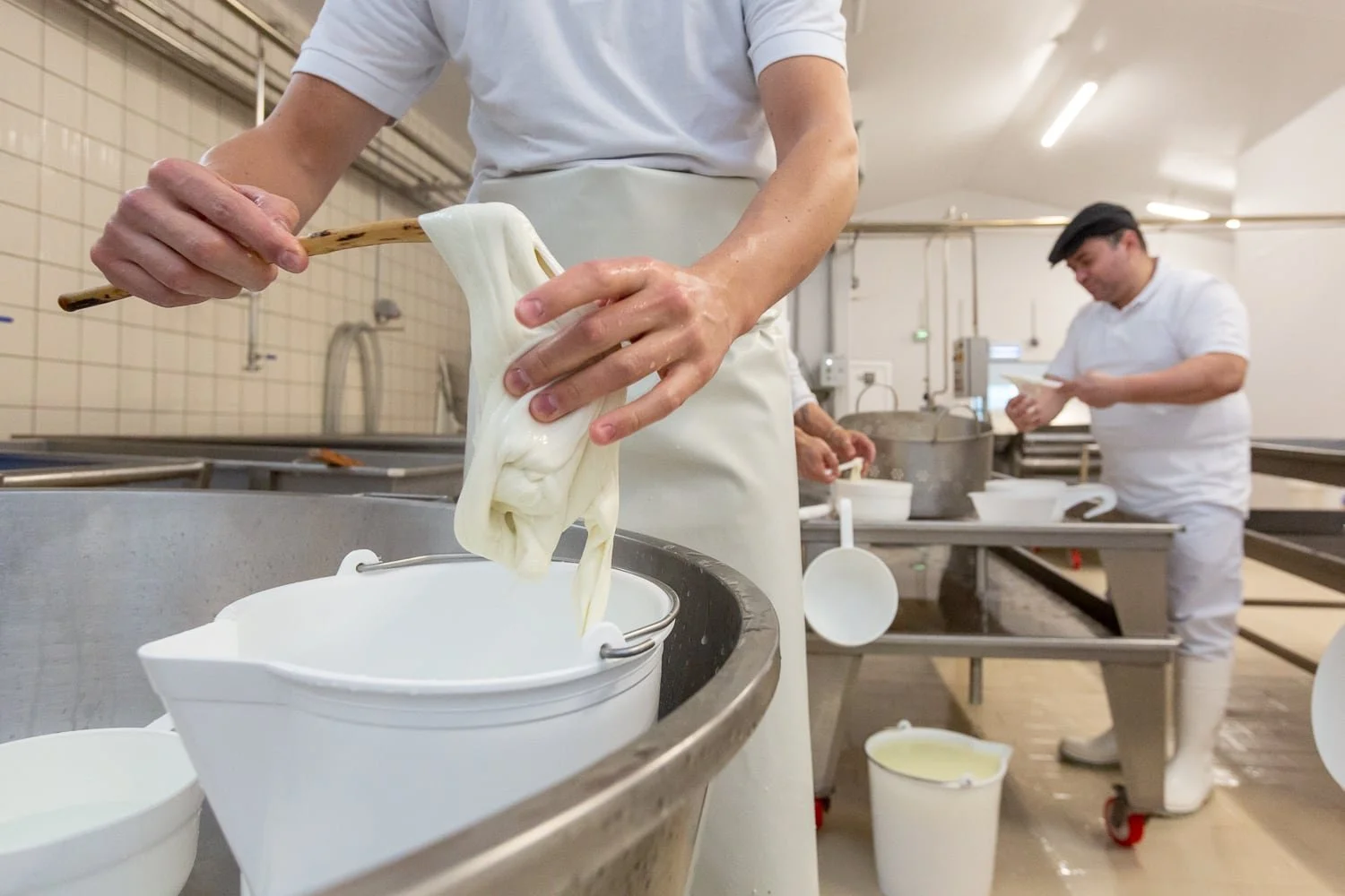 Activité de filage du fromage Mozzarella dans l'atelier Mozzareine
