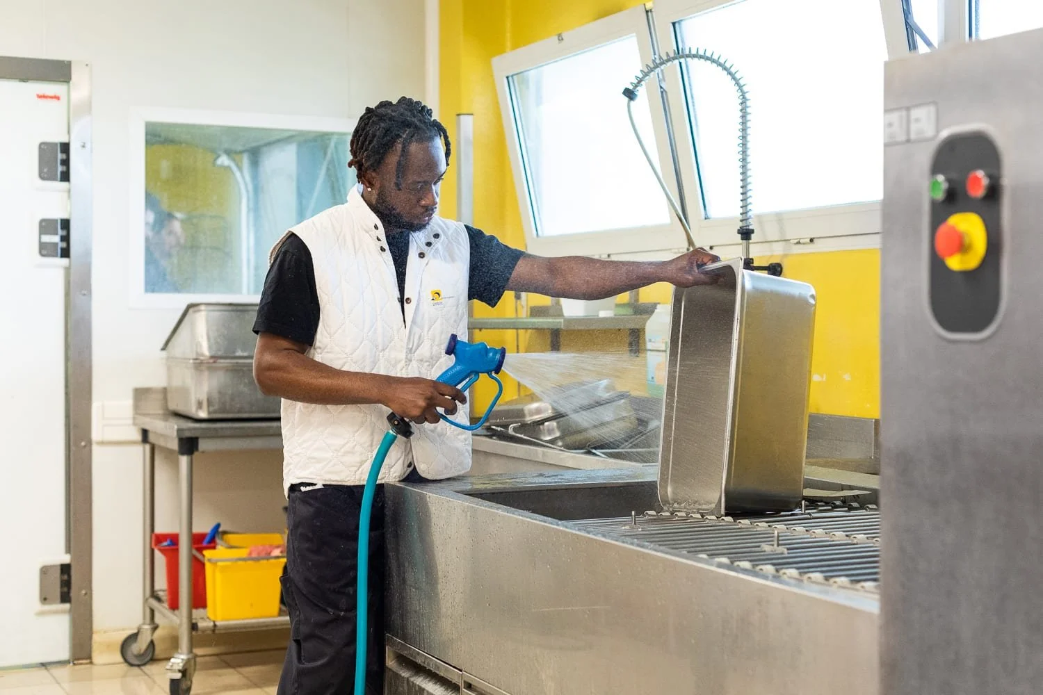 Nettoyage des bacs de cuisson des aliments en restauration collective
