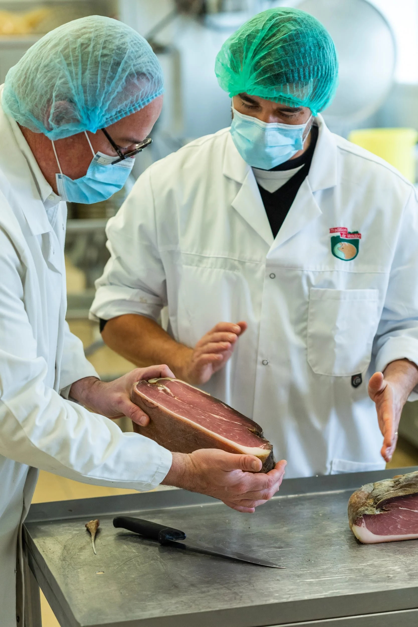 Echange de producteurs autour d'un jambon artisanal Tradition de Vendée.