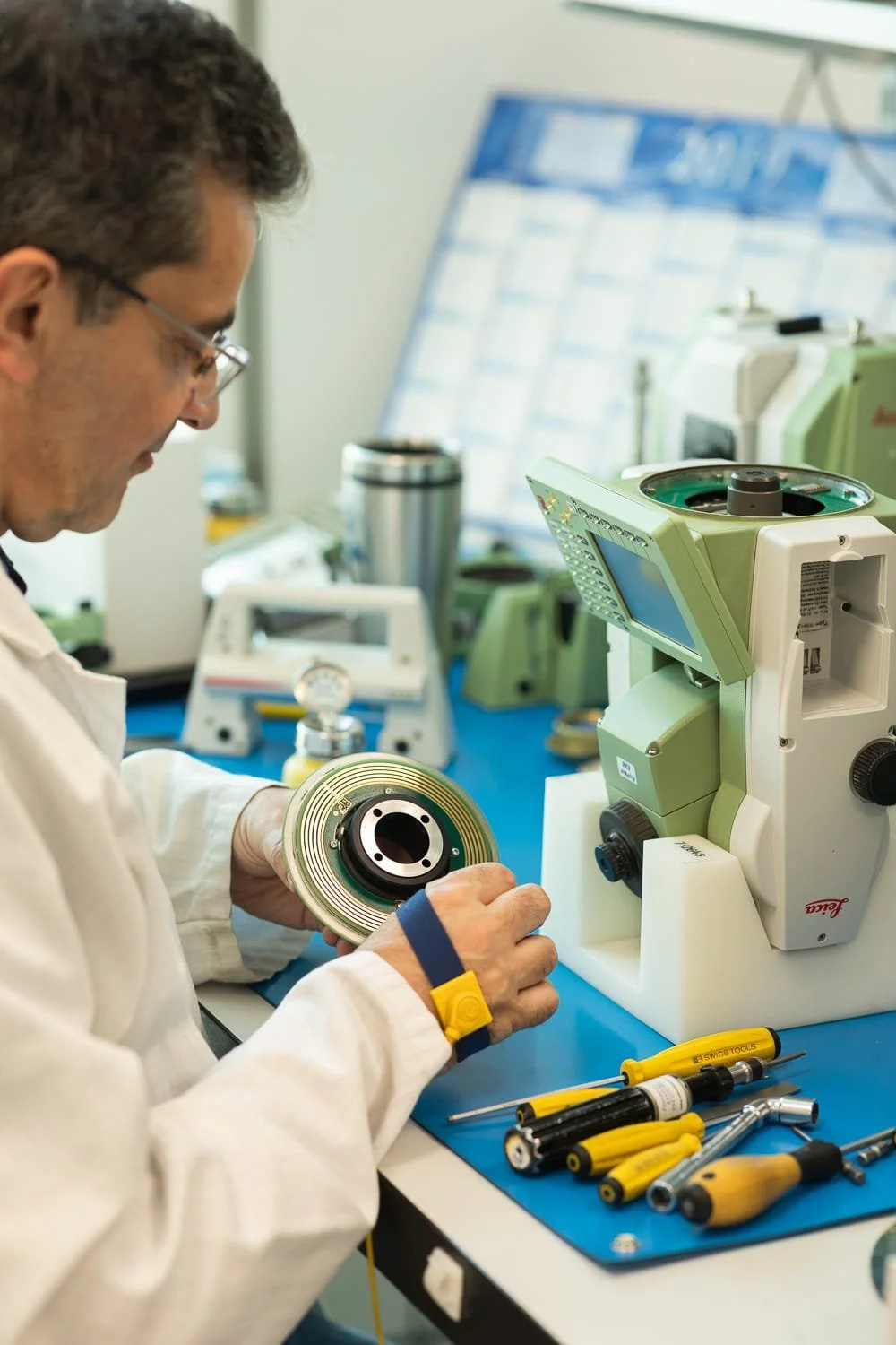 Technicien de maintenance en intervention sur un équipement de mesure industriel