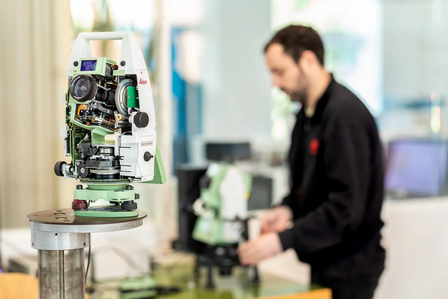 Détail d’un module optique Leica Geosystems  dans l' environnement de l'atelier de maintenance